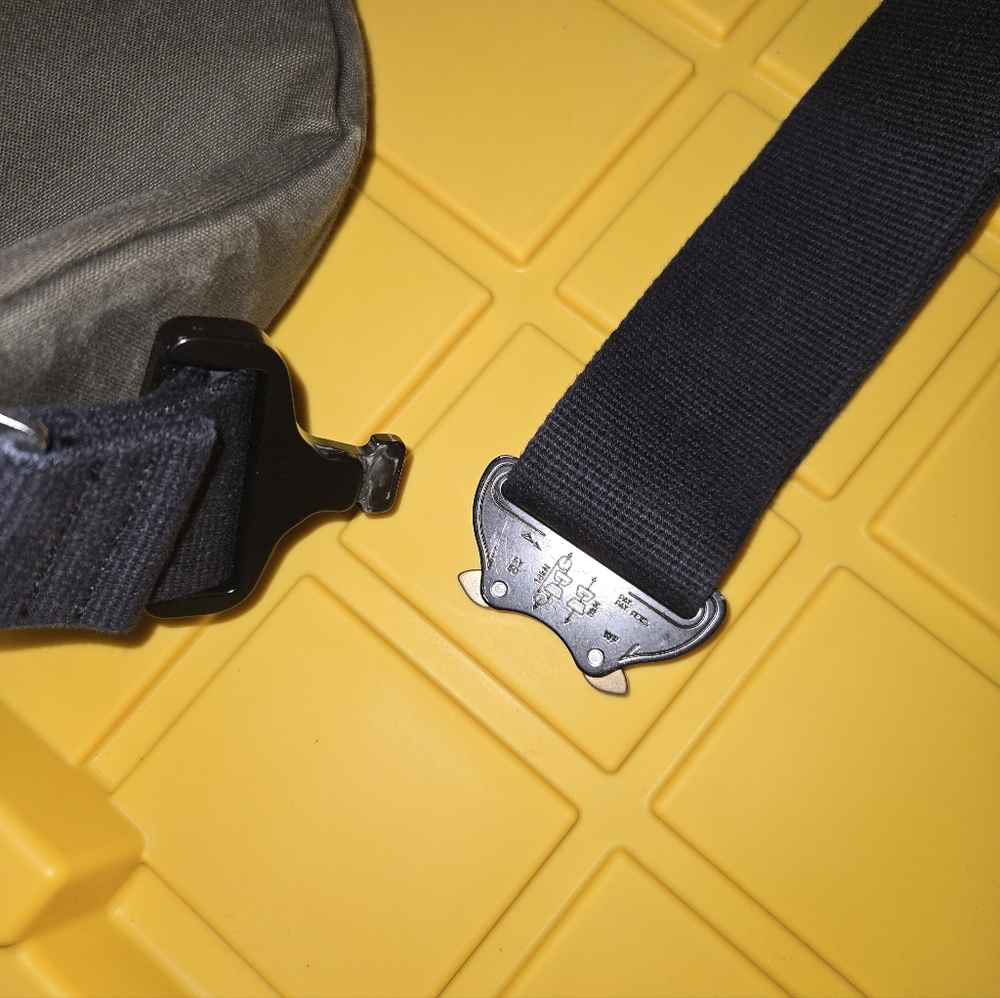 Trakke Largo Sling Olive: really nice high end look & feel - Picture 5 of 7